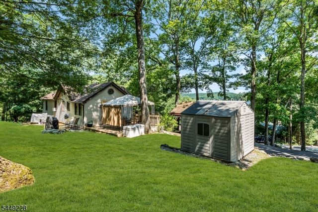 16 Lakeview Rd, Hopatcong Boro, NJ 07843