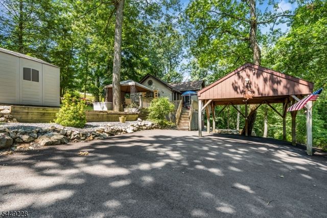 16 Lakeview Rd, Hopatcong Boro, NJ 07843