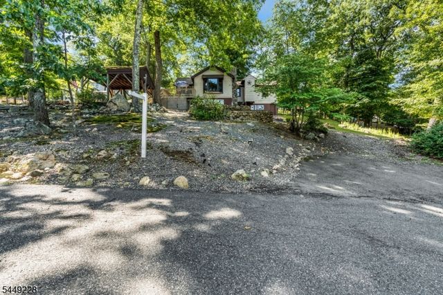 16 Lakeview Rd, Hopatcong Boro, NJ 07843