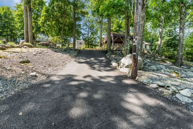 16 Lakeview Rd, Hopatcong Boro, NJ 07843