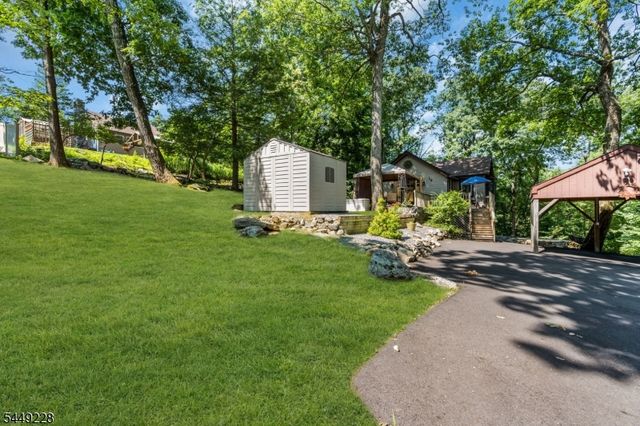 16 Lakeview Rd, Hopatcong Boro, NJ 07843