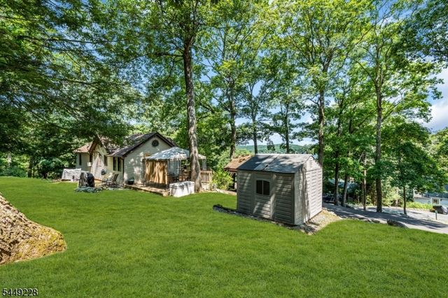 16 Lakeview Rd, Hopatcong Boro, NJ 07843