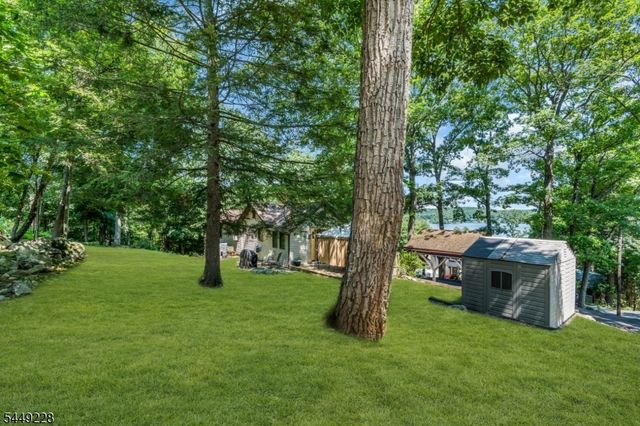 16 Lakeview Rd, Hopatcong Boro, NJ 07843