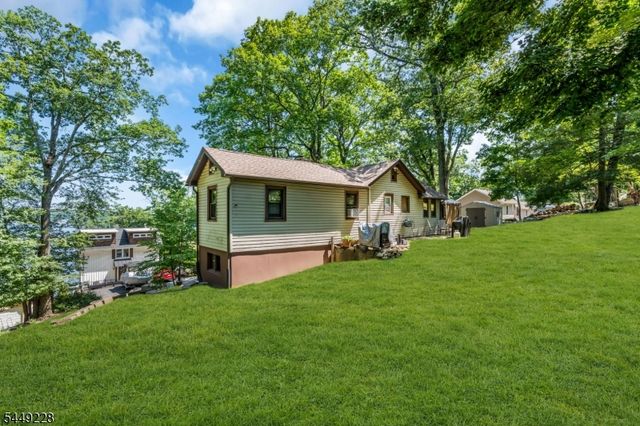 16 Lakeview Rd, Hopatcong Boro, NJ 07843