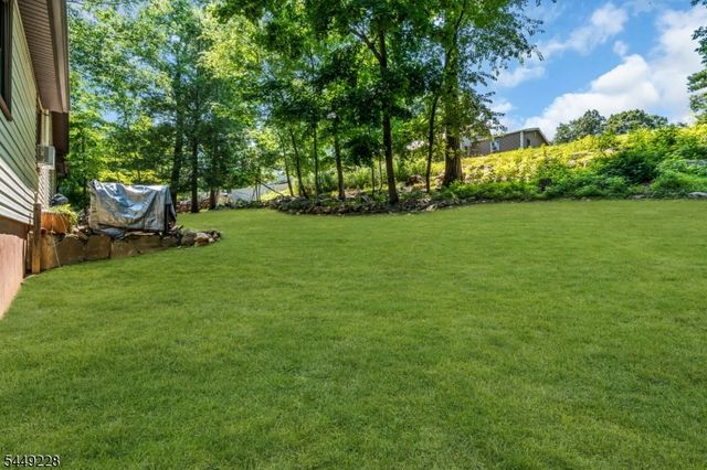 16 Lakeview Rd, Hopatcong Boro, NJ 07843
