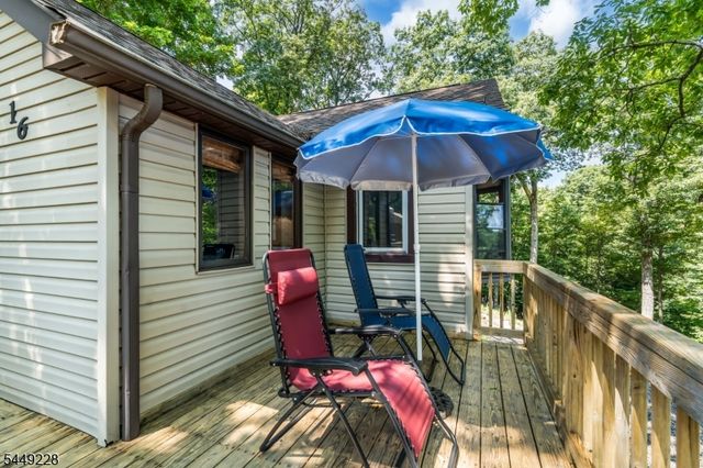 16 Lakeview Rd, Hopatcong Boro, NJ 07843