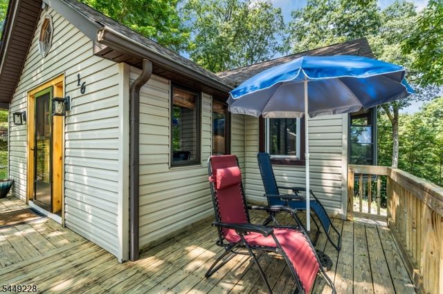 16 Lakeview Rd, Hopatcong Boro, NJ 07843