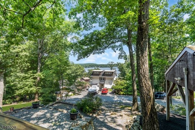 16 Lakeview Rd, Hopatcong Boro, NJ 07843
