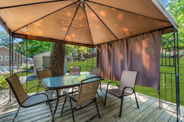 16 Lakeview Rd, Hopatcong Boro, NJ 07843