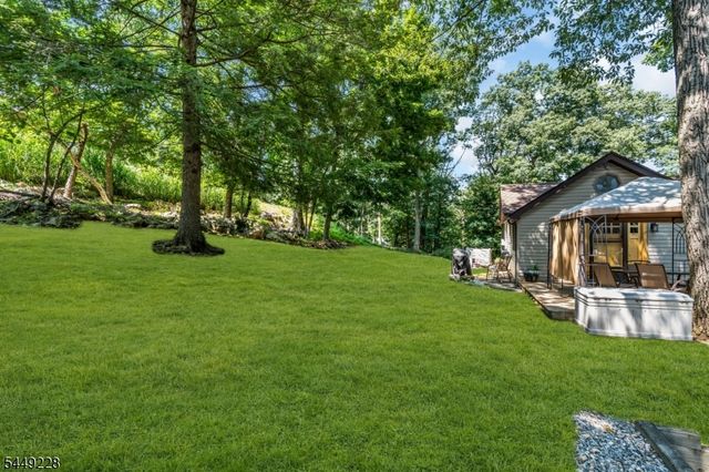 16 Lakeview Rd, Hopatcong Boro, NJ 07843