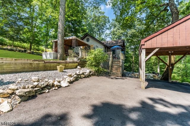 16 Lakeview Rd, Hopatcong Boro, NJ 07843