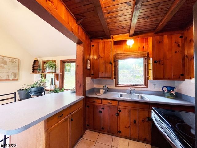 16 Lakeview Rd, Hopatcong Boro, NJ 07843