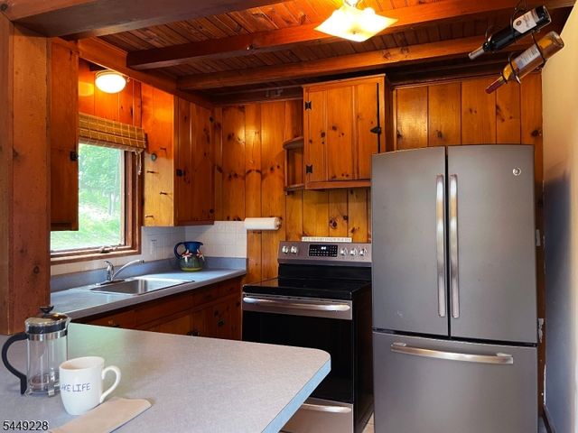 16 Lakeview Rd, Hopatcong Boro, NJ 07843
