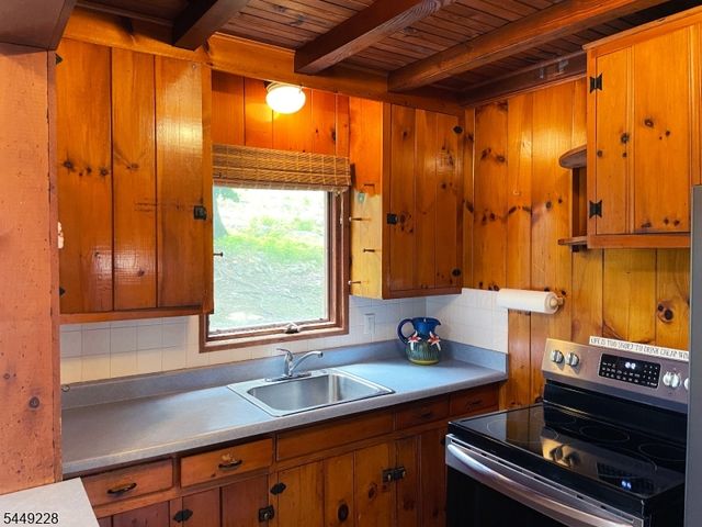 16 Lakeview Rd, Hopatcong Boro, NJ 07843