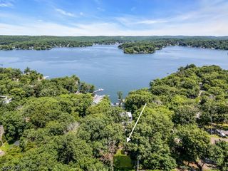 16 Lakeview Rd, Hopatcong Boro, NJ 07843