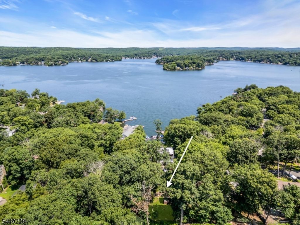 16 Lakeview Rd, Hopatcong Boro, NJ 07843