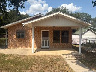 909 Algiers St, Castroville, TX 78009