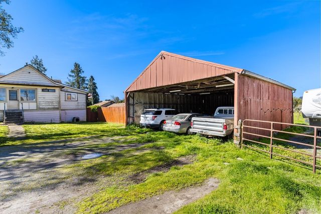 673 Lohrman Ln, Petaluma, CA 94952