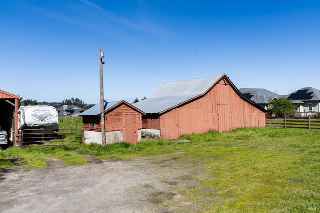 673 Lohrman Ln, Petaluma, CA 94952