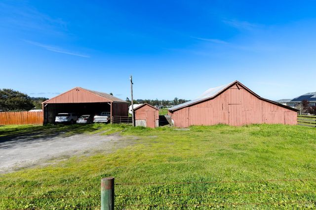 673 Lohrman Ln, Petaluma, CA 94952