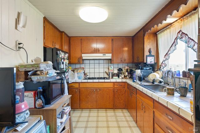673 Lohrman Ln, Petaluma, CA 94952