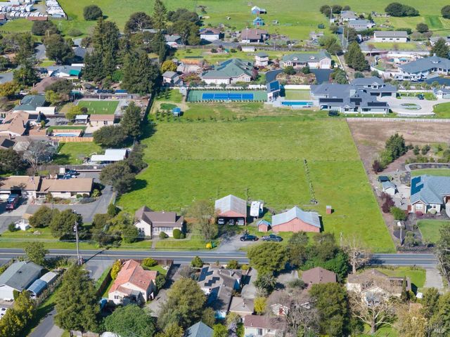 673 Lohrman Ln, Petaluma, CA 94952