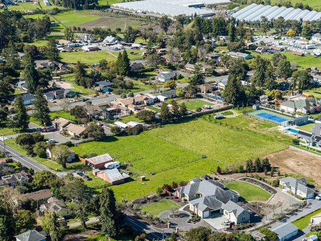 673 Lohrman Ln, Petaluma, CA 94952