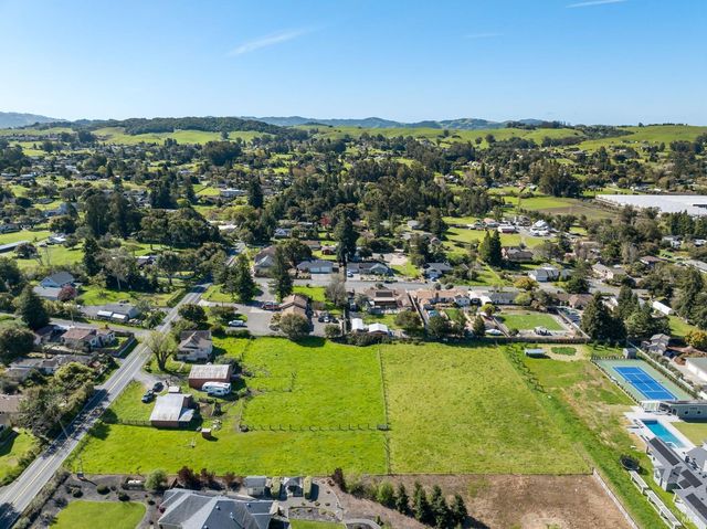 673 Lohrman Ln, Petaluma, CA 94952