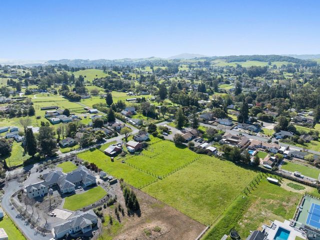 673 Lohrman Ln, Petaluma, CA 94952