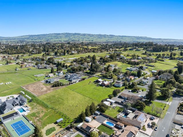 673 Lohrman Ln, Petaluma, CA 94952