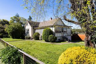 673 Lohrman Ln, Petaluma, CA 94952