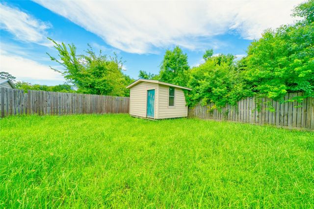 319 Dreamland Avenue, Crosby, TX 77532