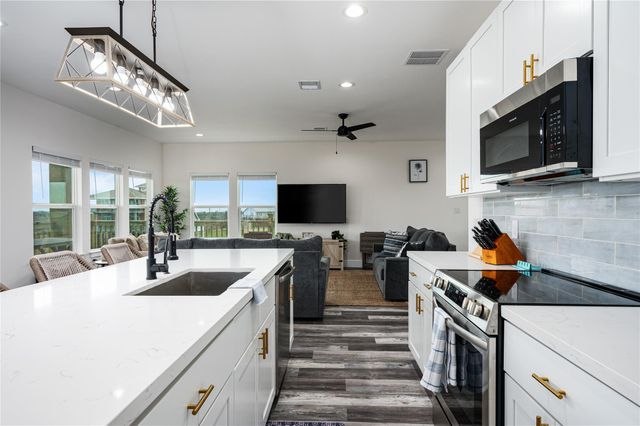 924 Melody Lane, Crystal Beach, TX 77650