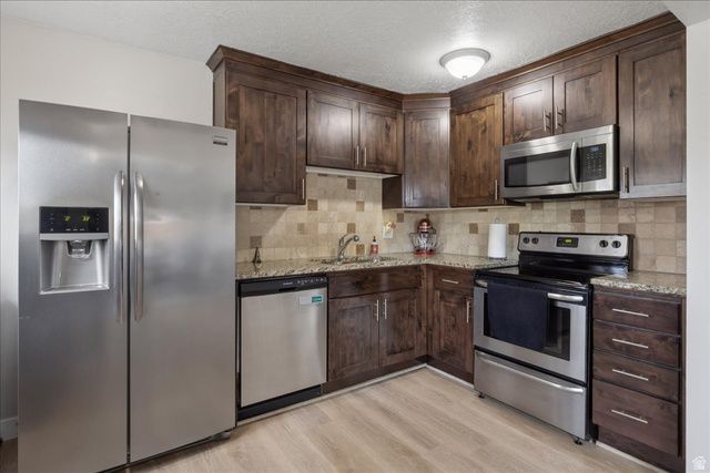 962 N LA VERDE, Layton, UT 84041