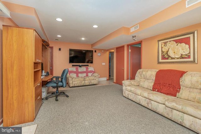 8 EDGEWOOD DR, Mechanicsburg, PA 17055