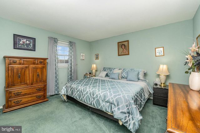 8 EDGEWOOD DR, Mechanicsburg, PA 17055