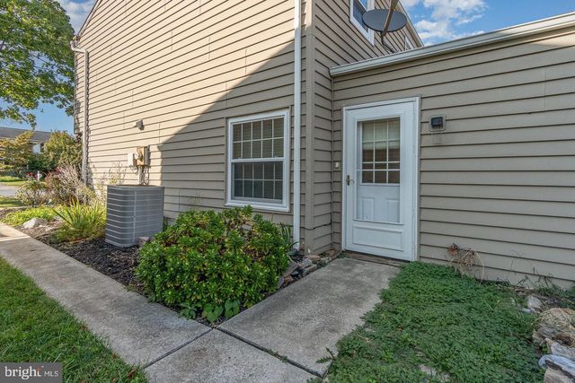 8 EDGEWOOD DR, Mechanicsburg, PA 17055