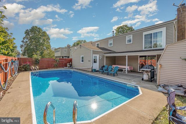 8 EDGEWOOD DR, Mechanicsburg, PA 17055