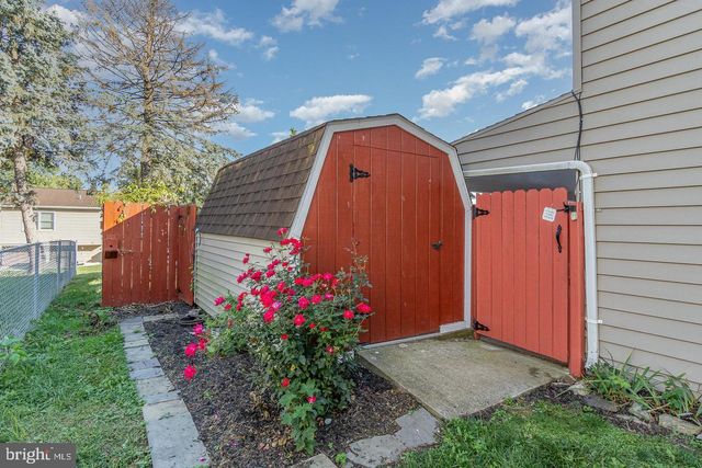 8 EDGEWOOD DR, Mechanicsburg, PA 17055