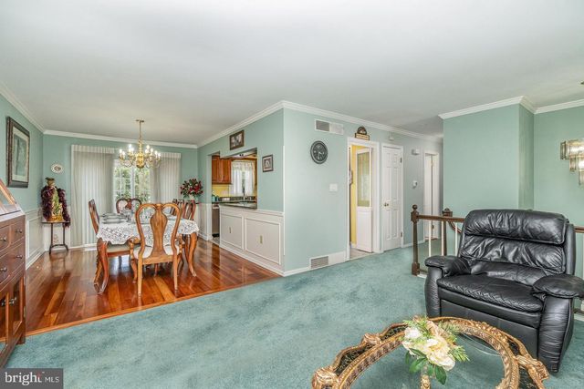 8 EDGEWOOD DR, Mechanicsburg, PA 17055