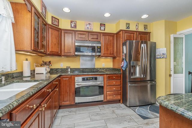 8 EDGEWOOD DR, Mechanicsburg, PA 17055