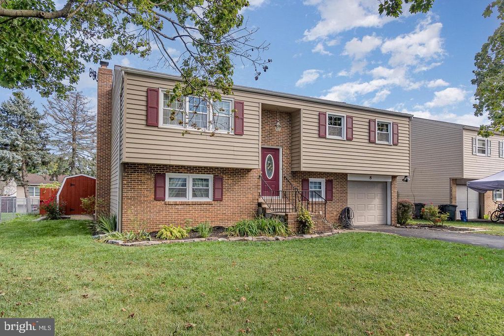 8 EDGEWOOD DR, Mechanicsburg, PA 17055
