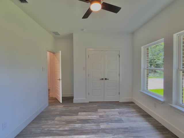 502 Palmetto Court, Runaway Bay, TX 76426
