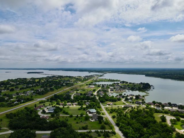 502 Palmetto Court, Runaway Bay, TX 76426