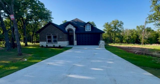 502 Palmetto Court, Runaway Bay, TX 76426