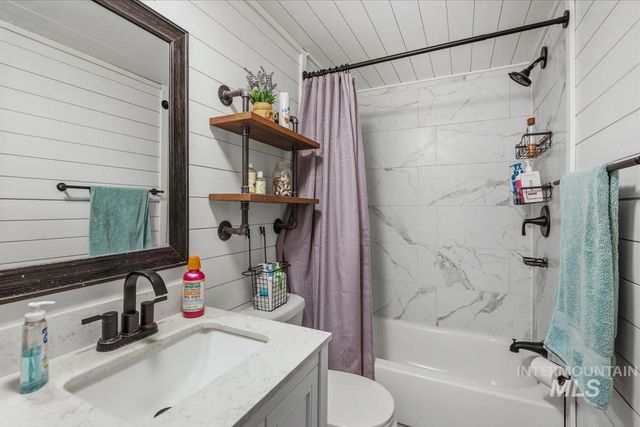 3717 E Locust Ln, Nampa, ID 83686