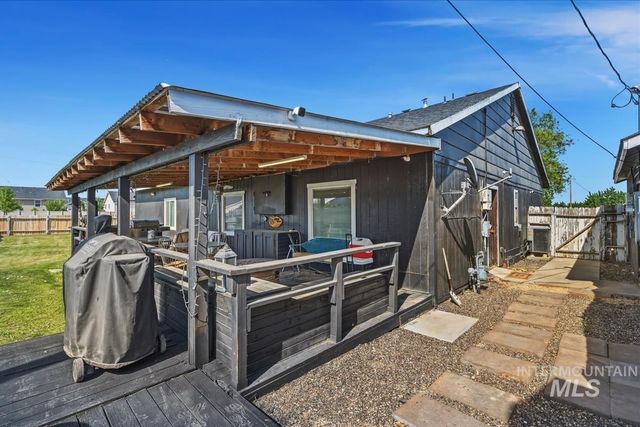 3717 E Locust Ln, Nampa, ID 83686