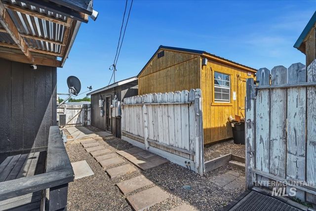 3717 E Locust Ln, Nampa, ID 83686