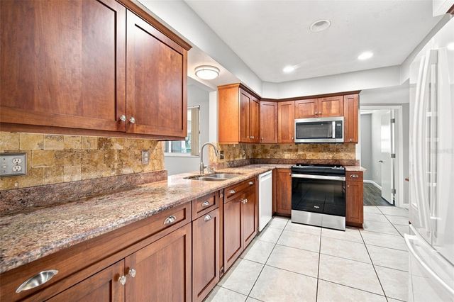 526 S LARRY CIRCLE, Brandon, FL 33511