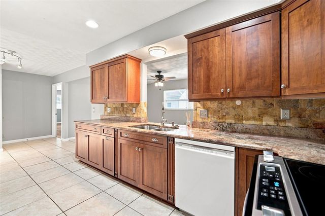 526 S LARRY CIRCLE, Brandon, FL 33511
